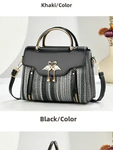 Détail de la texture en tweed tissé avec fermoir flamant doré et perle sur les sacs