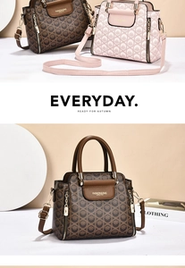 Détails des sacs vintage marron et rose avec finitions métalliques élégantes