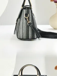Détails du sac tissé avec poignées en cuir noir et finitions métalliques dorées brillantes