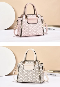 Vue détaillée du sac vintage avec motif monogramme élégant et pendentif en métal
