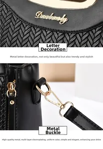 Détails de la texture en cuir tressé noir avec ferrures dorées et logo de la marque