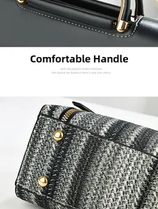 Détails du tissu en tweed, de la poignée dorée et des clous de protection du sac à main