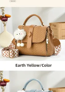 Détail de sacs cabas tissés jaune et bleu clair avec bandoulières géométriques