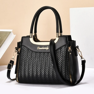 Sac à main noir élégant avec motif en V tissé et finitions métalliques dorées