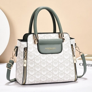 Sac à main blanc et vert foncé avec bandoulière réglable en vue latérale à 45 degrés