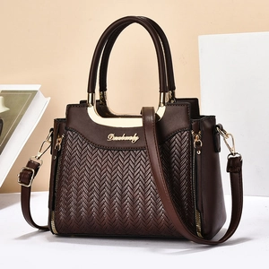 Sac à main tissé marron foncé avec logo doré et bandoulière amovible réglable
