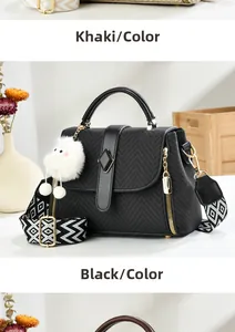 Gros plan sur un sac bandoulière noir à chevrons avec large sangle géométrique