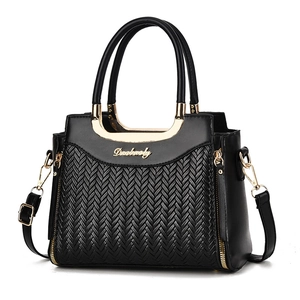 Sac à main noir tissé élégant avec détails dorés et bandoulière amovible pour femme chic