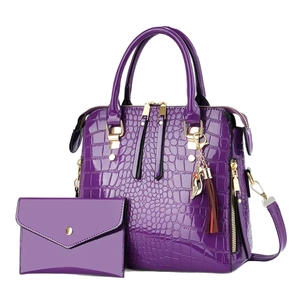 Set borsa e portafoglio viola con motivo a coccodrillo in pelle lucida e finiture oro