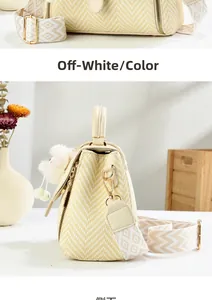Vue latérale du sac à main tressé blanc crème avec charme en peluche et bandoulière