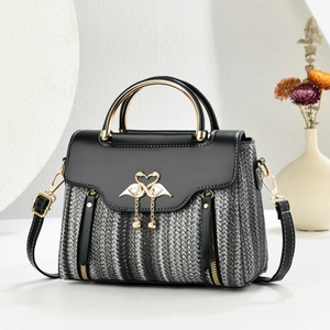 Sac à bandoulière tissé chic avec fermoir cygne doré et élégant pompon en perles