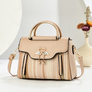 Sac cabas chic en patchwork tissé avec cygne doré et breloque en perles