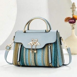 Sac à main tissé bleu clair élégant avec fermoir cygne doré et détails de perles
