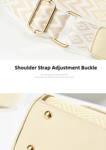 Détails de la boucle réglable et des rivets en métal sur le sac bandoulière beige tissé