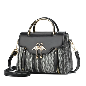 Sac bandoulière tissé coloré avec boucle cygne dorée et perle pour femmes