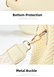 Détail du sac tressé avec pieds de protection en métal et fermoirs mousquetons dorés