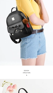 Détail d'un sac à dos en similicuir noir avec grand nœud et accessoires dorés