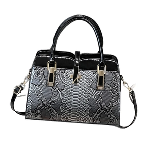 Sac à main chic motif python argent et noir avec détails dorés et bandoulière réglable