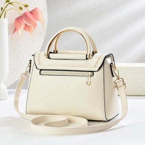 Sac bandoulière beige élégant avec bordure tressée, poignée et détails dorés