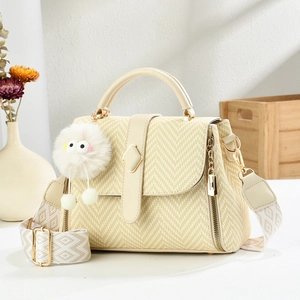 Sac à main tissé beige chic avec fermoir doré et bandoulière géométrique amovible
