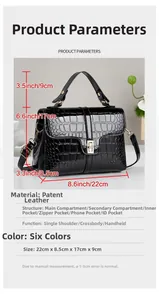 Vue détaillée de l'intérieur d'un sac à main en cuir verni noir avec compartiments
