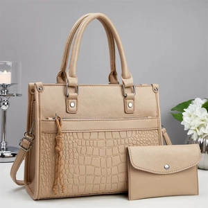 Detailansicht beige Tragetasche Set mit Krokoprägung und silbernen Beschlägen