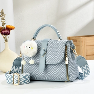 Sac à main bleu clair tissé avec bandoulière géométrique et breloque peluche monstre