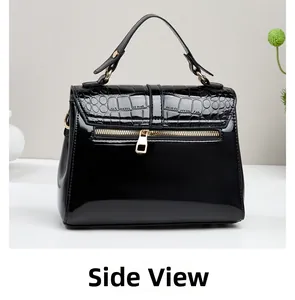 Vue latérale du sac à main en cuir verni brillant avec des détails métalliques dorés