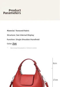 Détail du sac croissant rouge avec texture cuir grainé et logo LIXIA YUE apposé