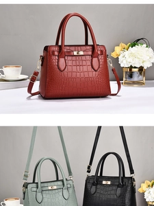 Détail du sac cabas à motif crocodile avec fermoir doré et bandoulière