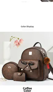 Détail de l'ensemble trois pièces de sacs en cuir PU café avec un charme en peluche