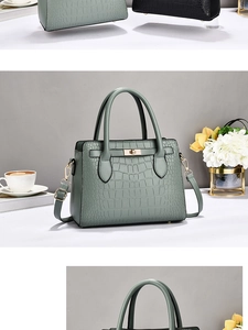 Détail du sac à main vert sauge effet crocodile avec boucle rotative en métal doré