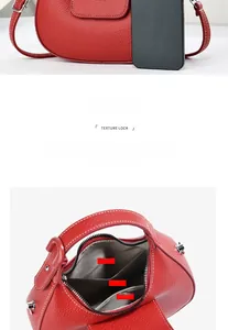 Détail du sac lune rouge montrant les compartiments internes et la taille du téléphone
