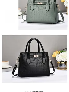 Vue détaillée de la texture crocodile vintage et du fermoir doré sur le sac à main chic