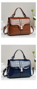 Détail de la texture crocodile sur sacs à main marron et bleu foncé avec boucles dorées