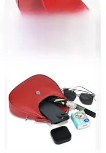 Vue détaillée du sac lune rouge montrant la grande capacité et le cuir grainé