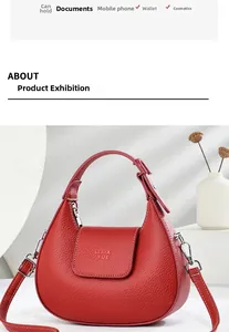 Détail du sac hobo en cuir grainé rouge avec surpiqûres blanches et boucles métalliques