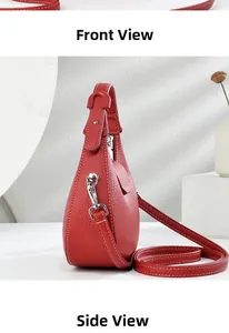 Vue détaillée du sac en cuir grainé rouge avec bandoulière et boucles argentées