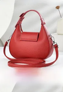 Détail du sac hobo en cuir grainé rouge avec surpiqûres blanches et poche arrière