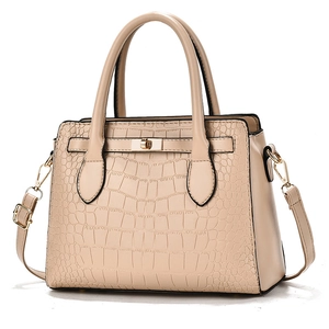 Sac à main beige imitation crocodile avec fermoir doré et bandoulière réglable sur fond blanc