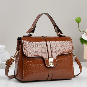 Sac à main marron en simili cuir gaufré crocodile avec boucle métal et bandoulière