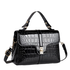 Sac à main élégant en cuir verni noir gaufré crocodile avec fermoir doré et poignée
