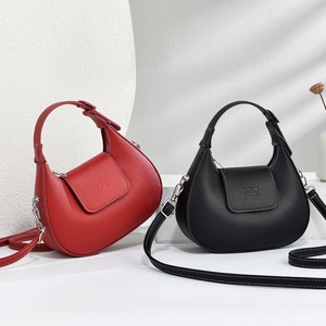 Sac croissant en cuir à motif litchi en noir et rouge avec bandoulière réglable