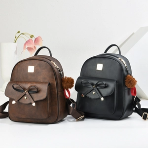 Sacs à dos tendance en cuir PU pour femmes en marron et noir avec nœuds et pompons décoratifs