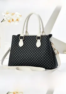 Détails du sac à main à motif monogramme avec anses en cuir blanc et finitions dorées