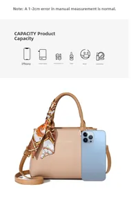 Borsa a mano beige grana litchi con confronto della capacità interna e smartphone