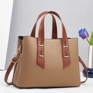 Sac fourre-tout chic en cuir kaki avec poignées marron et détails dorés brillants