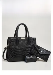 Dettaglio set 3 borse nere con trama coccodrillo, borsa a mano, pochette e portamonete