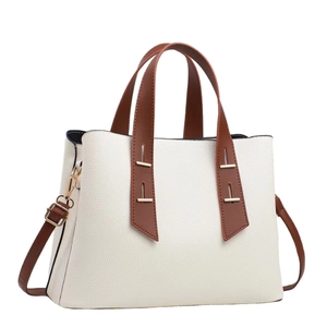 Sac à main chic blanc cassé avec poignées marron et bandoulière réglable pratique