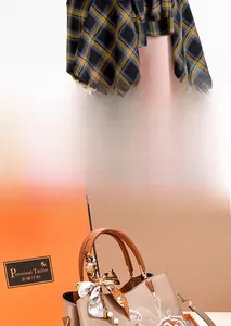 Détail d'un sac à main beige brodé avec motifs floraux, foulard en soie et boîte cadeau